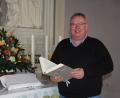 Bild: kro
Pfarrer Thomas Berthold vor dem Altar in der Martin-Luther-Kirche in Erbendorf.