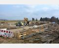 Bild: jr
Eine große Baustelle an der Großensterzer Straße in Mitterteich sorgt seit kurzem für Aufsehen bei Anwohnern und Passanten. Auch von der Bundesstraße 299 (hinten) aus ist sie zu sehen. Das Projekt war nun Thema im Stadtrat.