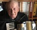 Bild: mma
Josef Geisler ist mit 90 Jahren noch ein leidenschaftlicher Akkordeonspieler.