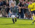 Bild: Günter Uschold
Daniel Augustin (graues Trikot) geht nach langer Verletzungspause wieder für den FC OVI/Teunz auf Torjagd.