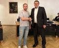 Bild: Stefanie Gradl
Bürgermeister Hans-Martin Schertl (rechts) heißt Philipp Wywiol als neuen Energiebeauftragten der Stadt Vilseck willkommen.