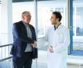 Bild: Klinikum Fichtelgebirge/exb
Klinikum-Vorstand Alexander Meyer (links) wünschte Chefarzt Mahmoud Melli (rechts) viel Erfolg bei seinen neuen Aufgaben.