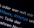 Symbolbild: Fabian Sommer/dpa
Vor allem Frauen sind von digitaler Gewalt, wie beispielsweise Hass und Hetze, betroffen.