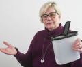 Bild: Gabi Schönberger
Regina Fröhlich mit ihrem Lieblingsprodukt von Tupperware: Von diesen Vorratsdosen besitzt sie rund 30 Stück.