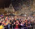 Bild: Petra Hartl
Konfettiregen für die Hexennacht: Über 7000 Menschen feierten am Unsinnigen Donnerstag auf dem Marktplatz in Amberg.