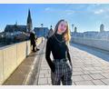 Bild: Bianca Egerer
Annalena Egerer auf der Steinernen Brücke, Wahrzeichen ihrer neuen Heimatstadt Regensburg, wo sie in wenigen Wochen ihre Abiturprüfungen ablegen wird.