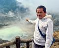 Bild: Carola Frentzen/dpa
Der Souvenirverkäufer Hassan erklärt Touristen am Ratu-Krater die Besonderheiten der Caldera.