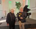 Bild: td
Kurt Seibert (links), ein Urgestein des "Schwandorfer Klavierfrühlings", nahm am Ende seines Auftritts den Dank von Oberbürgermeister Andreas Feller in Form von Wein aus der Schwandorfer Partnerstadt Libourne entgegen.