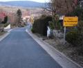 Bild: jr
Da der Grenzübergang bei Bad Neualbenreuth auch für Fahrzeuge bis 3,5 Tonnen geöffnet werden soll, muss auch die Zollstraße ausgebaut werden. Geprüft wird derzeit noch, ob für den Ausbau des Gehsteigs Anliegerbeiträge verlangt werden dürfen. Die Kosten für den Straßenausbau trägt der Freistaat Bayern.