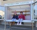 Bild: gri
Frieda (5, rechts) freut sich über den Verschenkeschrank "Freu Dich Frieda" in Freudenberg. Zusammen mit ihrer Freundin Nele (auch 5 Jahre alt) hat sie den Kasten schon mal in Beschlag genommen.
