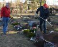 Bild: hcz
Klaus Meier und Josef Gebhardt (rechts) begraben die Tiere, die am Tierfriedhof in Weiden ihre letzte Ruhe finden.