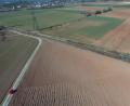 Bild: bey
Auf dem Feld rechts der unbefestigten Straße, auf der Grünfläche auf der anderen Seite der Bahnstrecke und auf dem Feld rechts der Grünfläche wollen unterschiedliche Investoren Batteriespeicher errichten. Die Einleitung der notwendigen Bauleitplanung hat der Gemeinderat beschlossen.