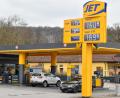 Bild: Petra Hartl
Während ein Mann die Angestellte in dieser Tankstelle in Amberg abgelenkt haben soll, sollen zwei weitere Männer Motorölflaschen im Außenbereich gestohlen haben.