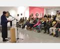 Bild: Thomas Dobler
Bei der Vernissage zur neuen Max-Bresele-Ausstellung in Regensburg liest Julia Weigl-Wagner (links) Passagen aus ihrer Biografie, die Breseles Leben als kompromisslosen Künstler, Kritiker und Freigeist nachzeichnet.