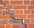 Symbolbild: Philipp Schulze/dpa
Tiefe Risse in der Fassade - viele Schäden entstehen über eine längere Zeit und selten nur durch etwas Frost im Winter.