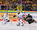 Bild: Werner Moller
Der Weidener Verteidiger Tommy Muck (Mitte) lässt in dieser Szene den Krefelder Maximilian Adam (rechts) über den Schläger gleiten, Goalie Marco Wölfl wäre chancenlos gewesen.