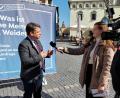 Bild: Patrick Walter
Benjamin Zeitler beim Interview in der Fußgängerzone. Der CSU-Kreisvorstand spricht sich für ihn als OB-Kandidat aus.