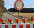 Bild: ga
Der bergbauliche Untergrund sorgt auf der Gemeindeverbindungsstraße Mitterauerbach-Wundsheim für Bodenabsackungen und -einbrüche. Die Straße bleibt noch länger gesperrt.