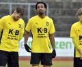 Archivbild: Hubert Ziegler
Mandela Singh-Sharpe (Mitte) ist beim beim FC Amberg in Hauzenberg wieder im Aufgebot. Trainer Andreas Scheler muss wohl die Abwehr umbauen.
