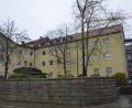 Bild: dob
Mehr und mehr wird aus dem ehemaligen Krankenhaus ein Gesundheitszentrum. Nachdem die Geflüchteten ausgezogen sind, entsteht eine solitäre Kurzzeitpflege. Im Hintergrund ist der neue Wohnungstrakt zu sehen.