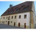 Bild: fg
Ist hier einmal der Sitz der Verwaltungsgemeinschaft Hirschau-Schnaittenbach? Die Renovierung des Hirschauer Rathauses läuft an. Eine Malerfirma brachte bereits gemäß dem Farbvorschlag des Denkmalschutzes ein Musterfeld an der Nordseite des Gebäudes an. Hier können sich die Bürger ein Bild machen und ihre Meinung dazu der Stadt kundtun.