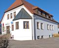 Bild: ld
Unter den drei Fenstern an der Südseite der ehemaligen Sparkasse wird der Zugang in Kellergeschoss geschaffen. Da der Boden tiefer liegt, wird die Tür über eine kleine Treppe erreicht.