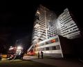 Bild: Sven Grundmann/News5/dpa
Die Feuerwehr löscht einen Brand im sechsten Stockwerk eines Hochhauses.
