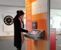 Bild: Stefanie Schreiner/exb
Neue Medienstationen gibt es im Museum in Mitterteich. Das Bild zeigt Museumsleiterin Marion Papsch vor einer der Stationen.