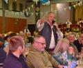 Bild: bey
Wenn der "bayerische Hias", Franz Huber, seine Gstanzln singt, kommt Begeisterung bei den Gästen auf. Mancher aus dem Saal "
kriegt ebenso wie die hohe Politik sein Fett weg.