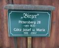 Bild: gm
2005 stellte die Pittersberger Gemeinschaft für Schöpfung, Umwelt und Kultur zusammen mit der Familie Götz (Hofname "Birzer") die erste Hoftafel auf.