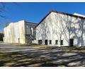 Bild: Stefanie Gradl
5 Millionen Euro investiert die Stadt Vilseck in die neue Ganztagesbetreuung. Der bisherige Trakt der Mehrzweckhalle, in dem die Bühne untergebracht ist, wird abgerissen. Nun gibt es einen neuen großen Anbau mit einer versenkbaren Bühne, damit diese Flächen multifunktional als Betreuungsräume, Küche, Mensa und für Veranstaltungen genutzt werden können. Neben der Dreifach-Sporthalle im Hintergrund wird ein zusätzlicher Eingang in das neue Gebäude errichtet.