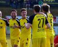 Bild: dme
Lukas Dotzler (Nummer 27) wird von seinen Teamkollegen der DJK Vilzing zu seinem Tor gegen Würzburg gratuliert.