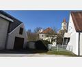 Bild: no
Ein Wärmenetz gibt es in Illschwang schon: Die Hackschnitzelheizung der katholischen Pfarrei (links im Nebengebäude mit dem Rolltor) versorgt das Pfarrzentrum (rechts), das Pfarrhaus (Mitte), die Kindertagesstätte St. Vitus und einige Wohnhäuser in der Nachbarschaft mit Wärme.