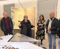 Bild: bey
Die Verantwortlichen der Ausstellung erläutern den Besuchern die Unterlagen und das Bildmaterial über "Die Verleugneten". Die Wanderausstellung und die dazugehörige Webseite wurden gemeinsam von der Stiftung Denkmal für die ermordeten Juden Europas und der KZ-Gedenkstätte Flossenbürg im Auftrag des Deutschen Bundestages erarbeitet.
