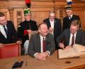 Bild: gf
Nun ist es amtliche, die beiden Oberbürgermeister Sven Krüger von Freiberg (links) und Michael Cerny von Amberg (rechts) "besiegeln" die Städtepartnerschaft zwischen Freiberg/Sachsen und Amberg.