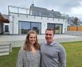 Bild: bl
Nadine und Fabian Hartlich aus Schwarzenfeld haben ihre Entscheidung für die Sanierung eines Reihenhauses nicht bereut. Ihr Beispiel zeigt, dass Bauen im Bestand nicht unbedingt Abstriche bei den Quadratmetern bedeuten muss.