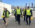 Bild: Stadt Wunsiedel/exb
Lapp-Geschäftsführer Daniel Hartmann (Zweiter von links) gab Bürgermeister Nicolas Lahovnik (rechts), Staatssekretär Martin Schöffel (Mitte) und Landrat Peter Berek (links) ein Update zum Wiederaufbau.