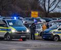 Bild: Armin Weigel/dpa
Parsberg: Polizei und Einsatzkräfte stehen nach einem Zwischenfall am Rand einer Feier. Bei einer großen Feier unter freiem Himmel in Parsberg ist ein Mann getötet worden. Das bestätigte am Sonntagabend ein Polizeisprecher vor Ort.
