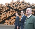 Bild: Gabi Schönberger
Wirtschaftsminister Hubert Aiwanger (rechts) besucht das ehemalige Ziegler-Sägerwerk auf der Betzenmühle bei Plößberg. Rettenmeier-Chef Stephan Lang (Mitte) führt ihn über das Gelände. Begleitet werden sie von Andreas Cordes, Geschäftsführer der Cordes GmbH, die wiederum die Rettenmeier Holding besitzt.