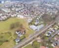 Bild: Thilo Hierstetter
Von der Loderhofstraße (etwa Bildmitte) führt bis dato nur ein Fußweg an einer Firma entlang zur Schillerstraße. Der Anschluss der Loderhofstraße an den Hitzelmühlweg direkt durch die Bahnunterführung oder an die Schillerstraße könnte nach Ansicht von Stadträten eine Entlastung der Verkehrssituation bringen – auch im Hinblick auf ein neues Baugebiet, das auf der großen Freifläche entstehen soll.