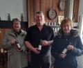 Bild: Elke Ertel/exb
Erika Beer, Armin Ertel und Evi Rauch (von links) präsentieren das beim Fuchsbeck eingebraute Fastenbier.