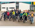 Bild: Marcus Paulus
Spendenübergabe an der Grundschule Neunburg: Lions-Mitglied Michael Steidl, Polizeioberkommissar Markus Schlegel von der Polizei Neunburg, Lions-Präsident Thorsten Matheja, Rektorin Sabine Bauer und die Verkehrs- und Sicherheitsbeauftragte der Grundschule, Heike Hanisch (hinten von links) freuten sich mit den Schülern, die die neuen Räder gleich ausprobierten.