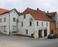 Bild: bjp
Im Doppelanwesen Reinwaldstraße 7 und dem straßenabwärts angrenzenden repräsentativen "Rauchhaus" will die Stadt Pressath ein Bürger- und Kulturzentrum einrichten. Der obere Bauteil des "weißen Hauses" (links) soll einem Neubau in historisierendem Stil weichen.