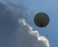 Symbolbild: Patrick Pleul/dpa
Ein Wetterballon mit einer Radiosonde vom Deutschen Wetterdienst (DWD) - So ein Gespann ist allerdings am 9. März doch nicht bei Neunkirchen gelandet.