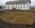 Bild: Houschka
Die Gemeinde Fensterbach lässt ein ihr gehörendes Grundstück vor dem Freihölser Bahnhof planieren und mit Erdmaterial auffüllen. Ob dort ein Kinderspielplatz entstehen kann, hängt von einem völlig unverständlichen Mitspracherecht der Deutschen Bahn ab.