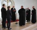 Bild: fks
Im Beisein der Assistierenden führte Dekan Thomas Guba (Dritter von links) den neuen Erbendorfer Pfarrer Thomas Berthold (Vierter von links) in sein neues Amt ein.