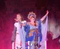 Bild: Florian Wein/exb
Szene aus "Spamalot": Die Fee aus dem See (Stephanie Meier) rekrutiert Dennis Galahad (Michael Walker) als Ritter der Tafelrunde