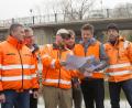 Bild: Bäumler
Bauoberrrat Hannes Neudam (Dritter von links) erläutert Bürgermeister Peter Neumeier (Zweiter von rechts) den Fortgang der Brückenarbeiten zusammen mit den Vertretern der Baufirma hinsichtlich der erforderlichen Sperrungen.