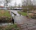 Bild: Stephan Huber
Hier, an einem kleinen Nebenarm der Vils in Amberg in der Nähe des Parkplatzes am ACC, haben Passanten einen seltsamen Ölfilm auf dem Wasser gesehen.
