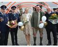Bild: jr
Ganz in Tracht heirateten am Samstagvormittag Linda Schwägerl und Andreas Kraus im Historischen Rathaus in Mitterteich. Christian Kempf und Vorsitzender Christian Grillmeier (von links) gratulierten für die Feuerwehr Mitterteich. Max Merkl (rechts) überbrachte die Glückwünsche der Berufsfeuerwehr Regensburg.